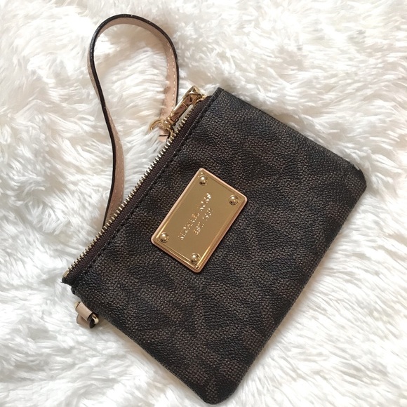 Michael Kors Handbags - Michael Kors Wristlet